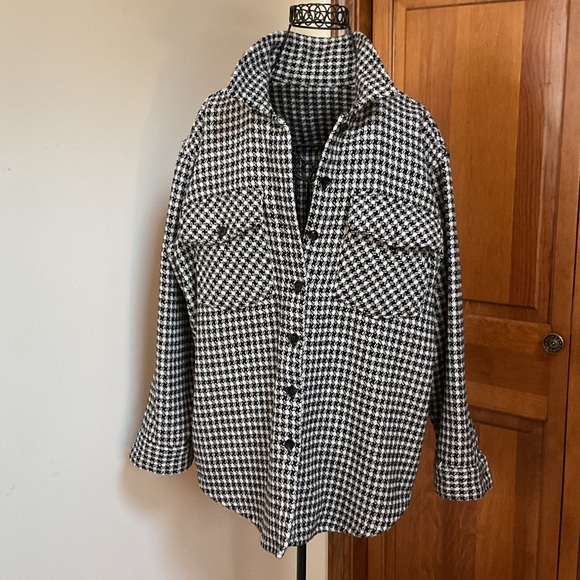 unbranded Tops - Black and White Houndstooth Button-Up Shirt/Jacket Medium/Large